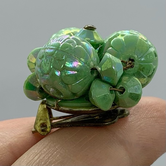VTG GREEN BEADED EARRINGS CLIP MADE IN AUSTRIA MOLDED CELLULOID PLASTIC SHIMMER - Picture 4 of 7